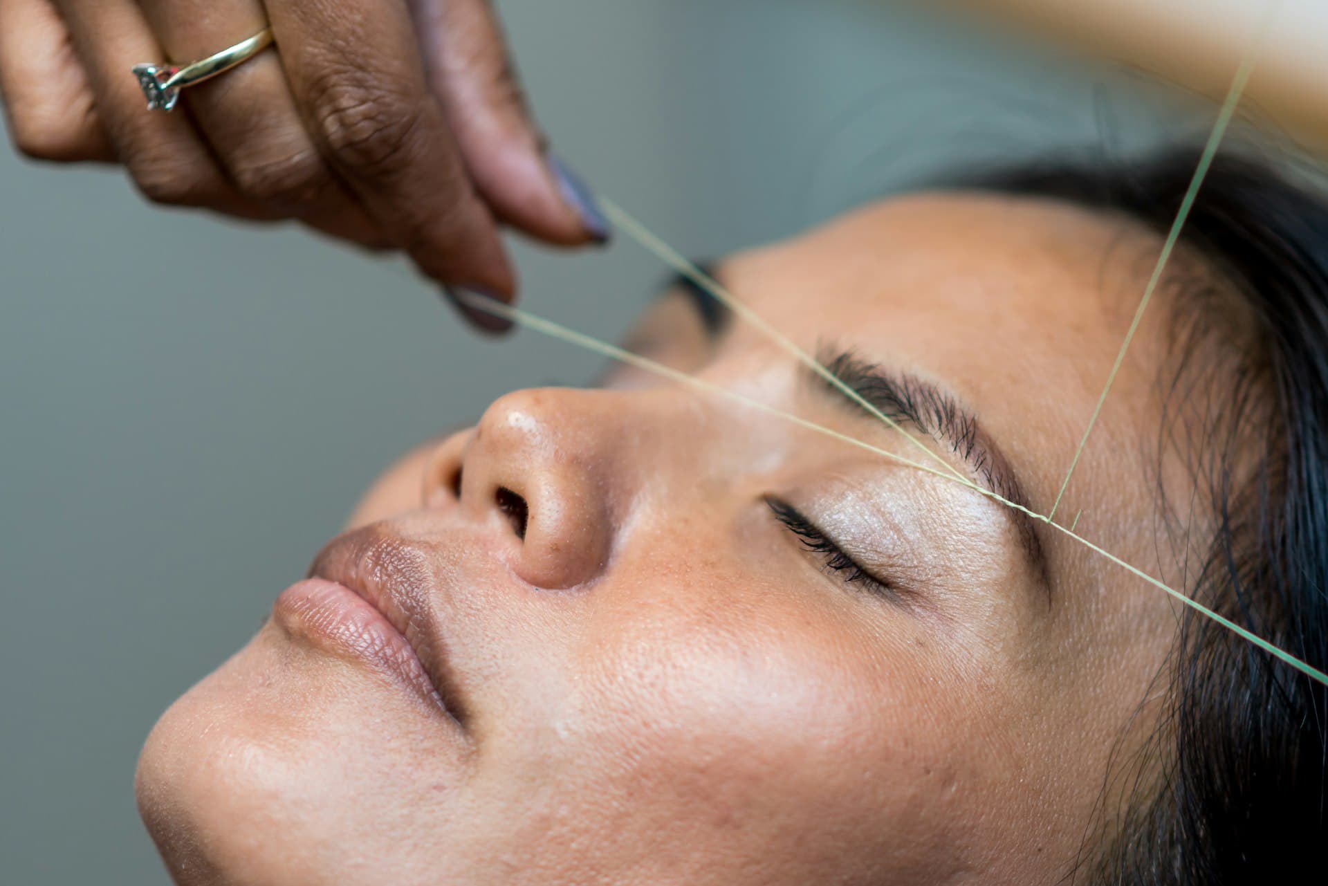 Gros plan de sourcils parfaitement restructurés et redessinés