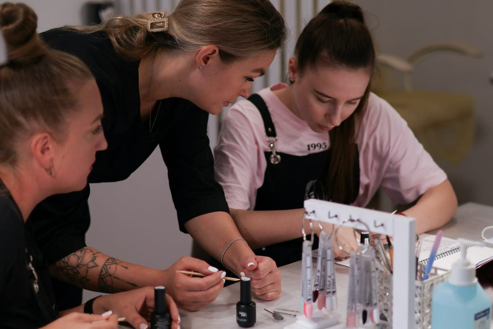 Groupe de femmes en formation esthétique autour d'une table