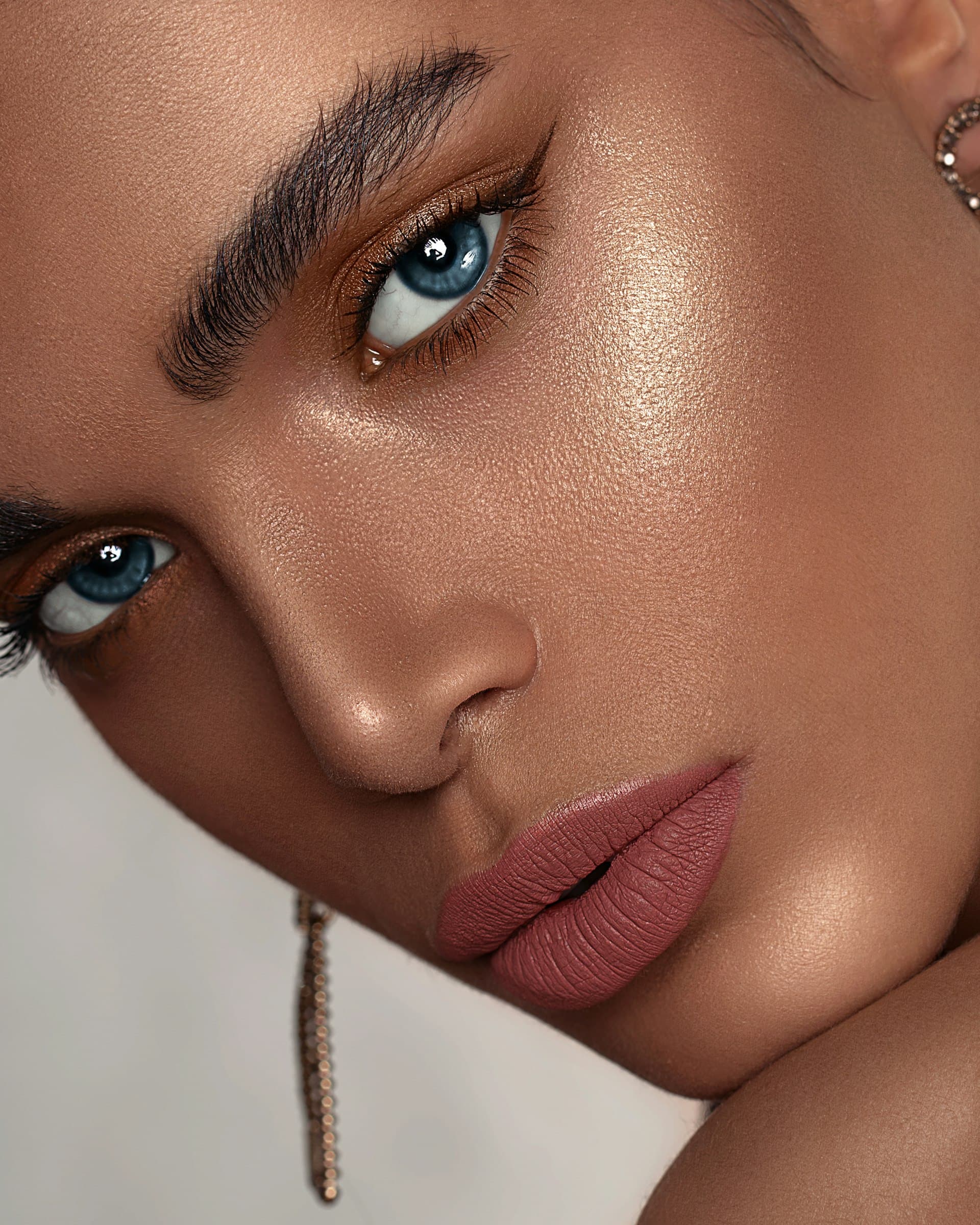 Gros plan d'un visage après un maquillage semi-permanent des sourcils et des lèvres
