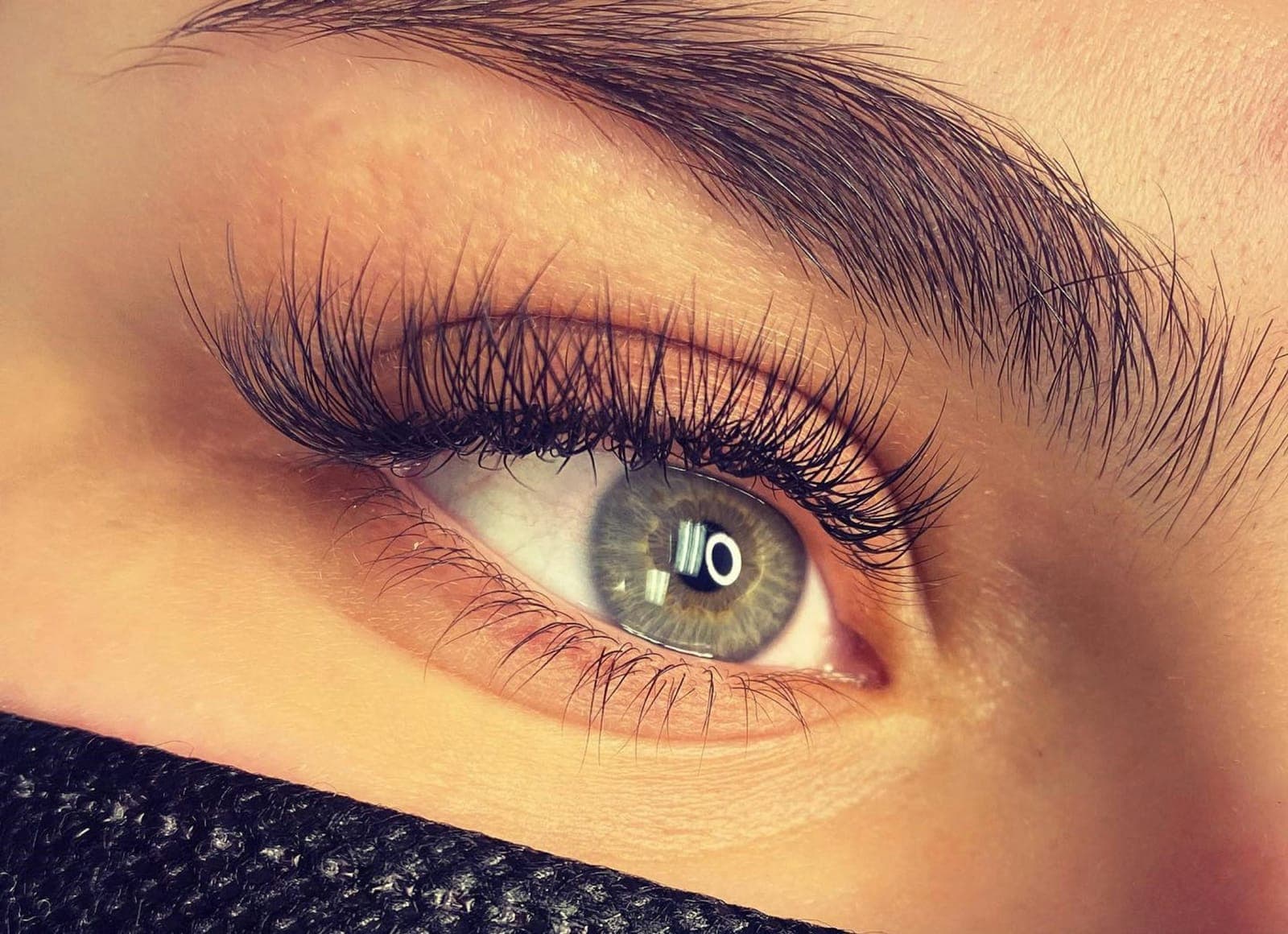 Gros plan d'un œil avec des extensions de cils en volume russe