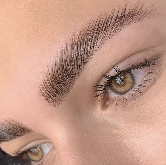 Jeune femme avec de beaux sourcils ainsi qu'un Brow Lift.