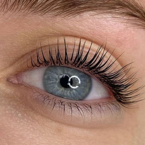 L'oeil d'une femme avec un réhaussement (lash lift) de cils.