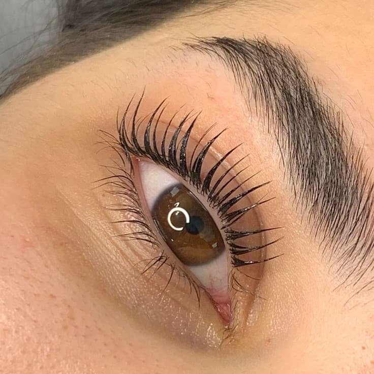 L'oeil d'une femme avec un réhaussement (lash lift) de cils.