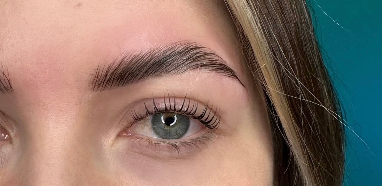 Regard ouvert après un rehaussement de cils et un brow lift, cil relevé et sourcil peigné vers le haut