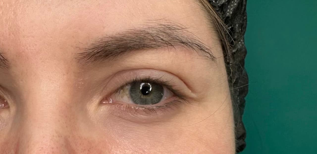 Œil et sourcil avant un rehaussement de cils et un brow lift : cils droits, poils du sourcil dans tous les sens