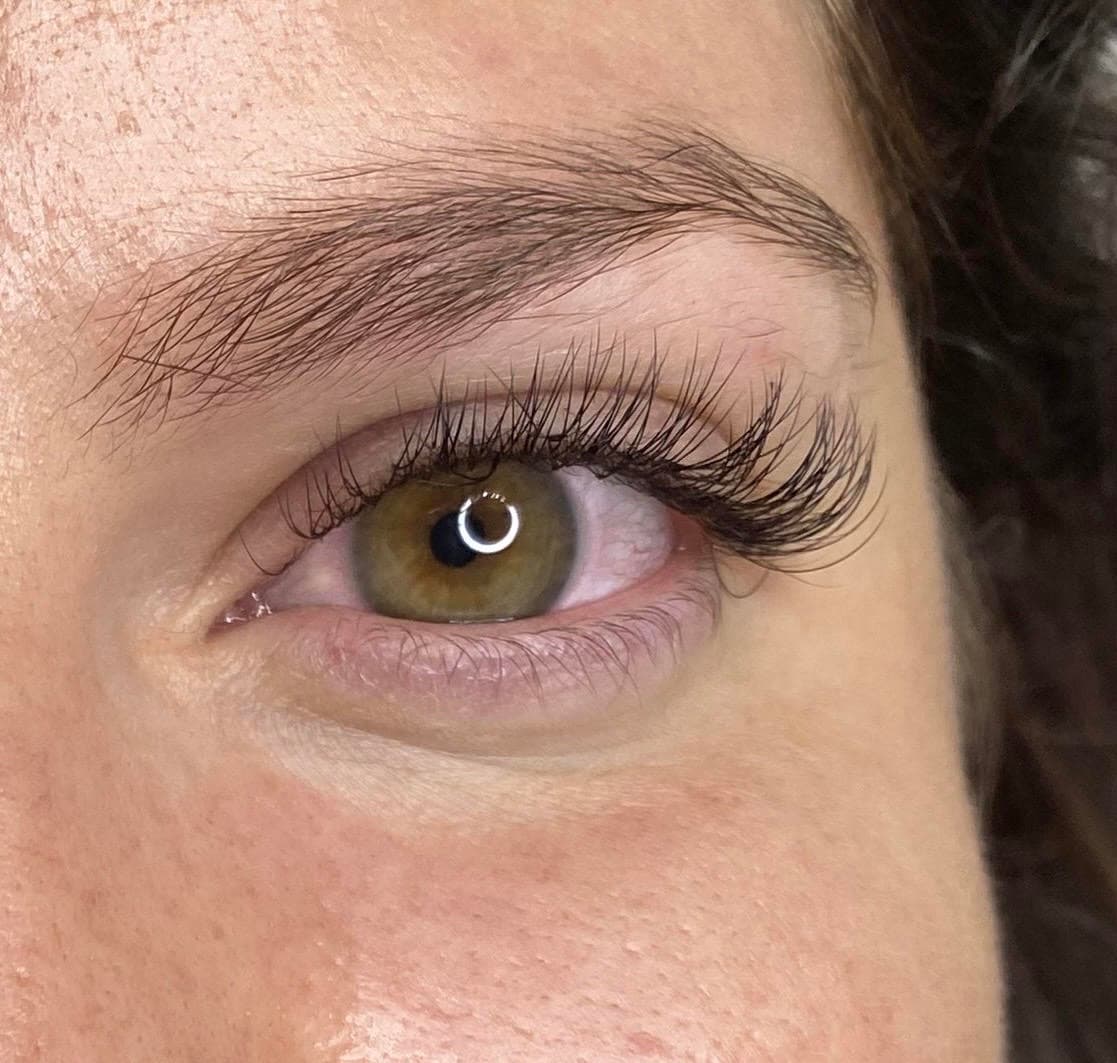 Regard ourlé après une pose de cil à cil réalisée par une élève en formation