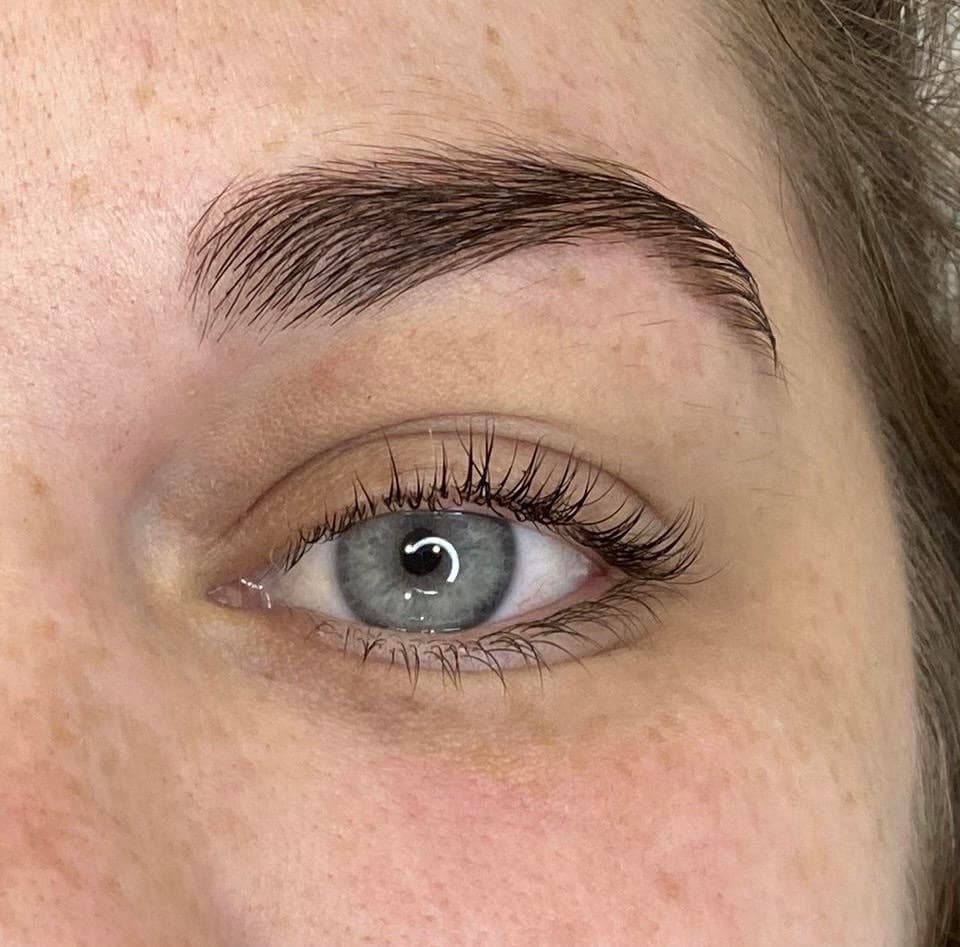 Regard ouvert après un rehaussement de cils, une coloration au henné et une épilation au fil