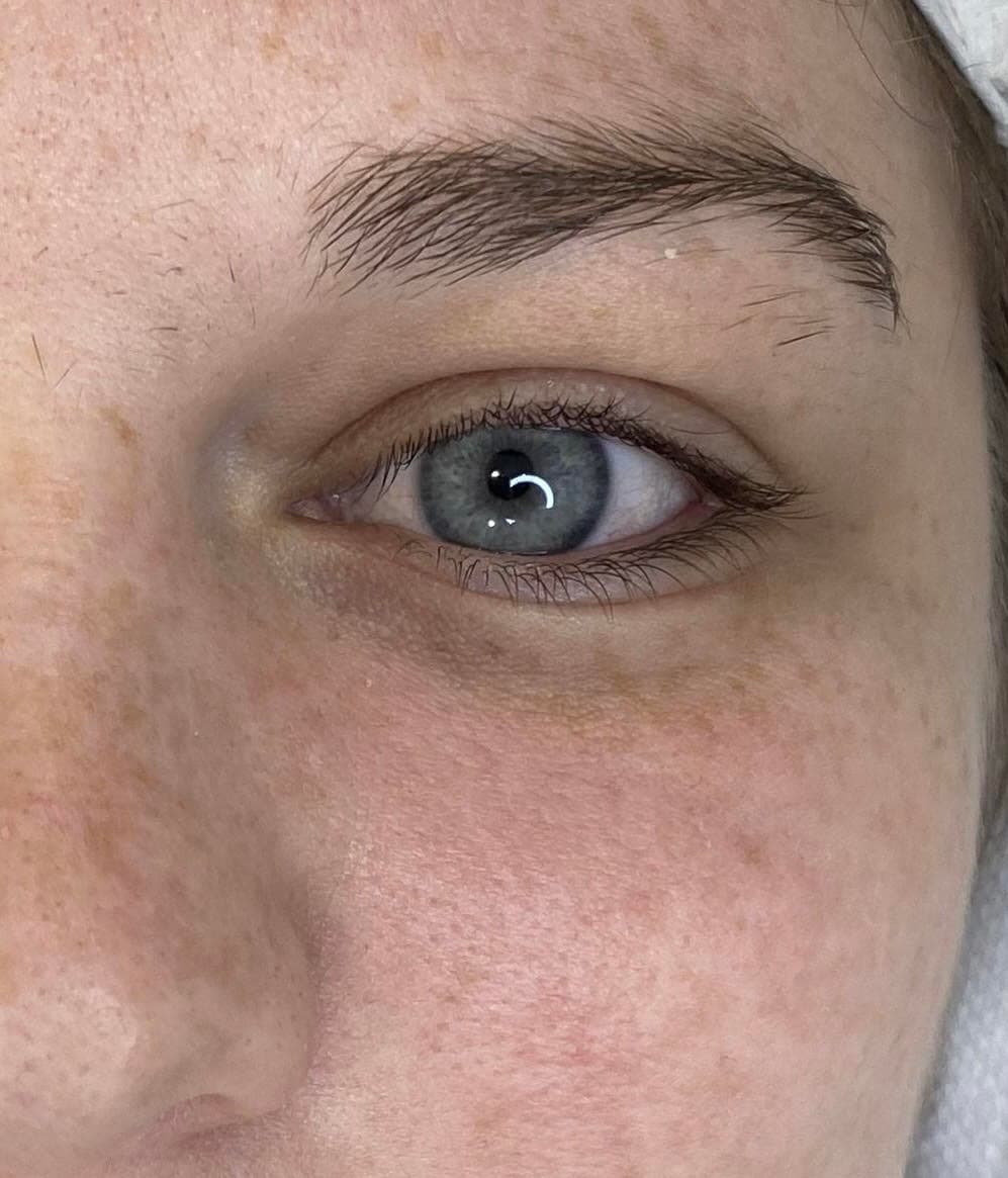 Regard avant un rehaussement de cils et une coloration au henné