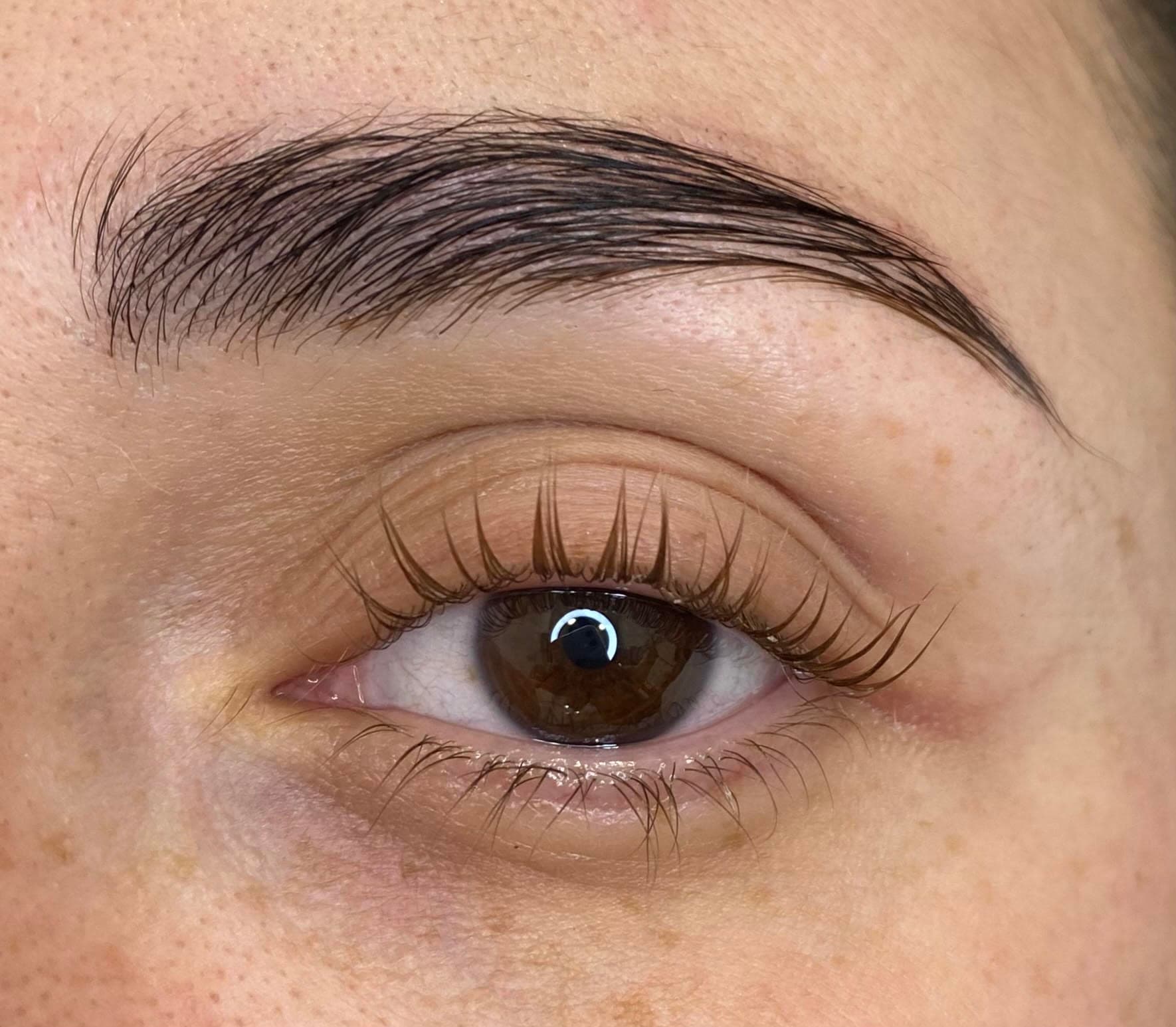 Regard ouvert après un rehaussement de cils réalisé par une élève en formation