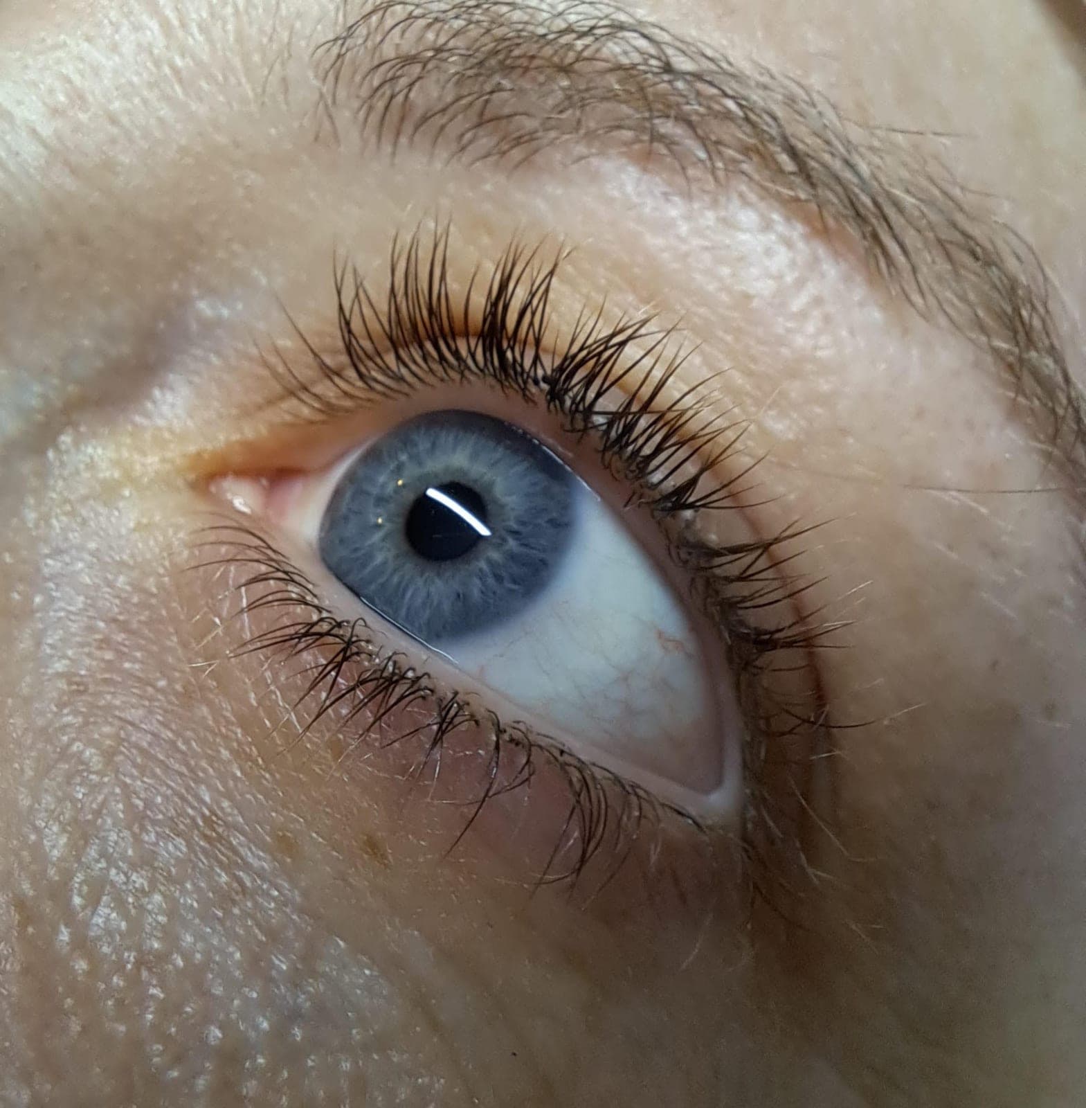 Fine, understated lashes before a lash lift