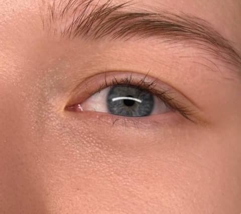 Cils naturels droits et retombants avant un rehaussement de cils