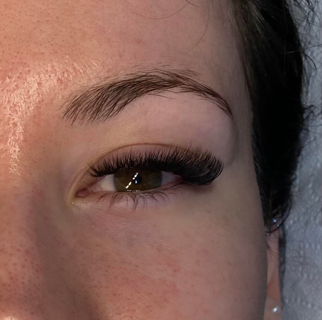 Regard dense après une pose de méga volume réalisée par une ancienne élève