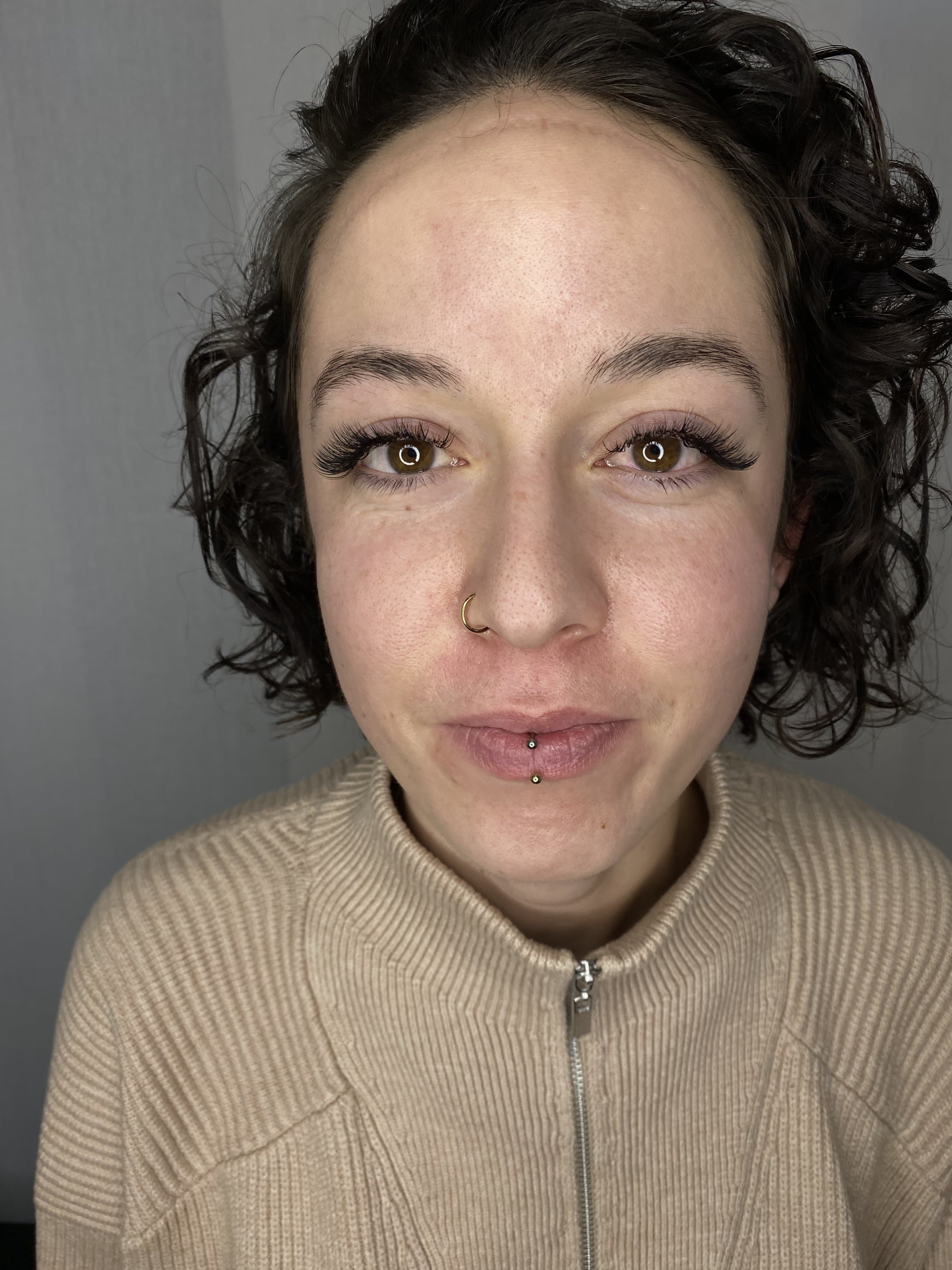 Regard dense et ourlé après une pose de volume russe réalisée par une élève au deuxième jour de formation